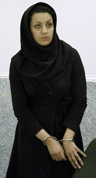 reyhaneh-jabbari-in-handcuffs-when-she-was-arrested-in-2007
