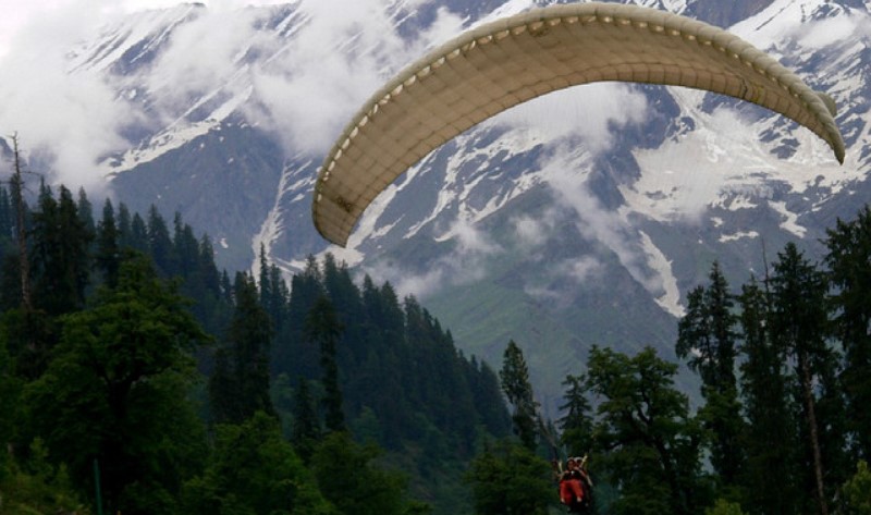 paragliding in solang valley