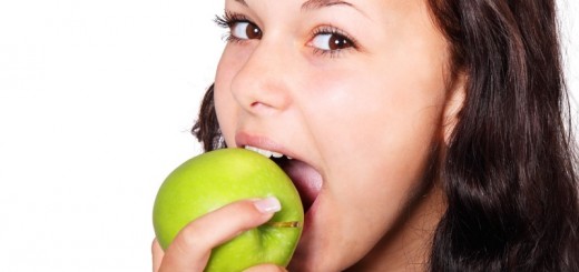 woman eating an apple