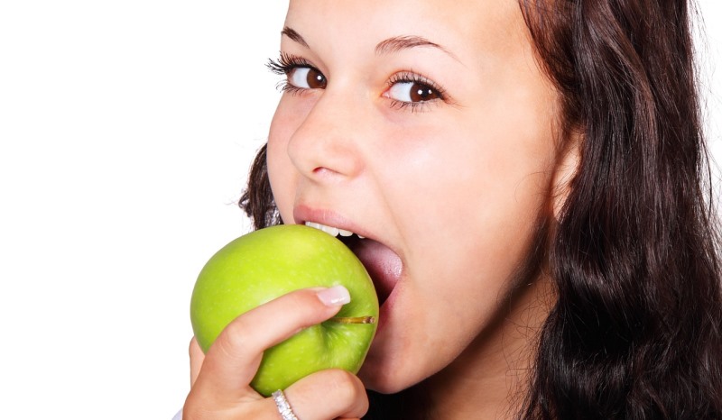 woman eating an apple