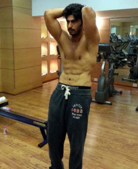 arjun kapoor showing off his abs during one of his workouts