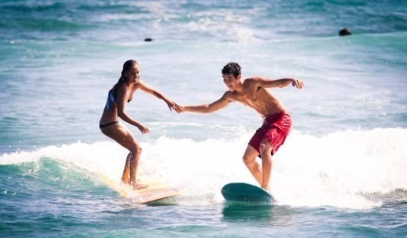 couple surfing