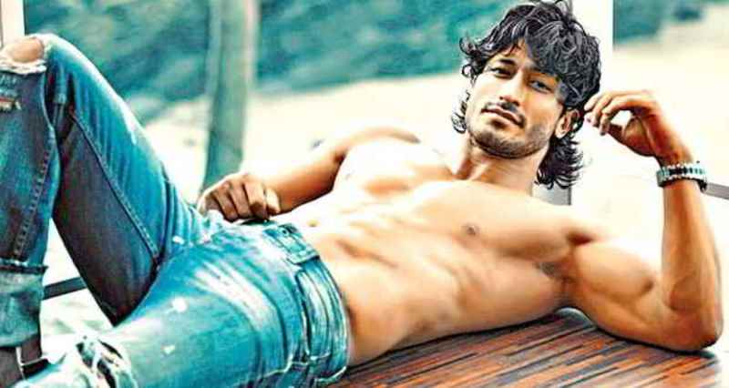 vidyut jamwal lounging and showing off his chiselled abs