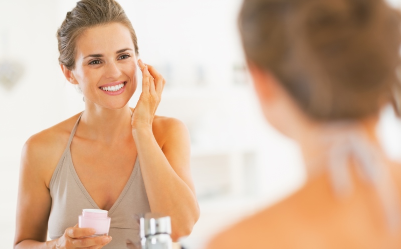 woman moisturizing skin (2)
