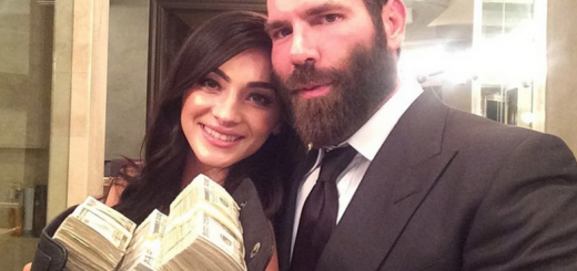 dan bilzerian showing a wad of cash