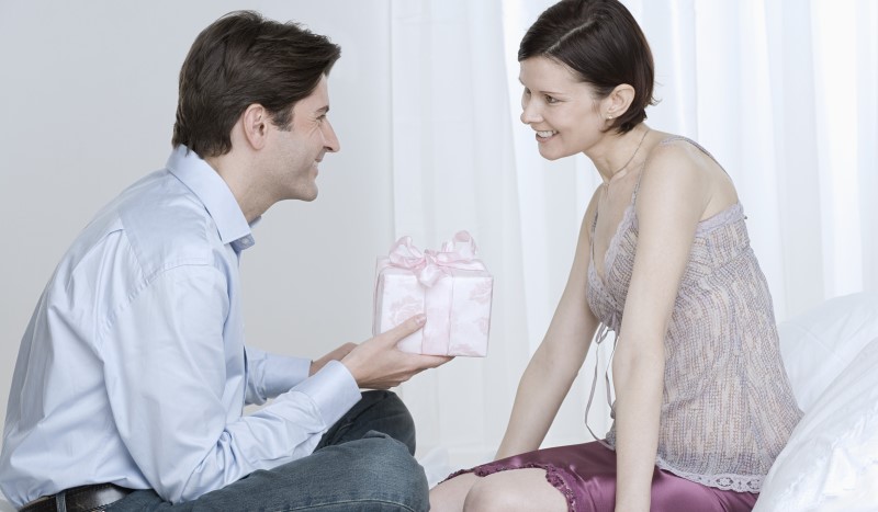 man giving a gift to a woman (2)