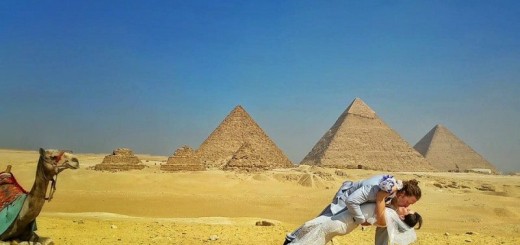 the couple kissing in front of the pyramids of giza