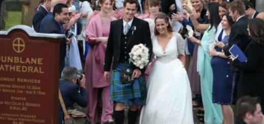 Dunblane greets their hero Murray and his bride