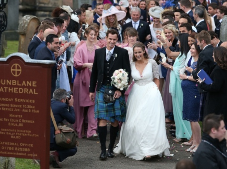 Dunblane greets their hero Murray and his bride