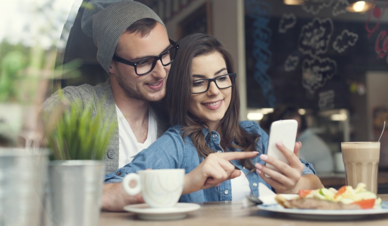 couple at a cafe_New_Love_Times