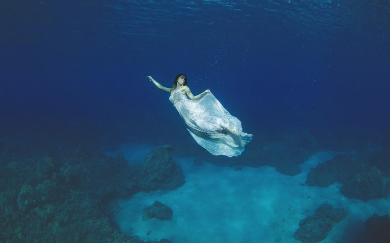 underwater wedding portrait