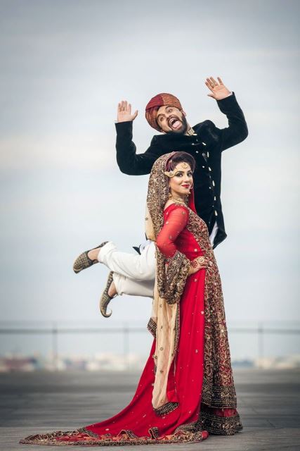 waleed abbasi photobombing his wife sidra zahid