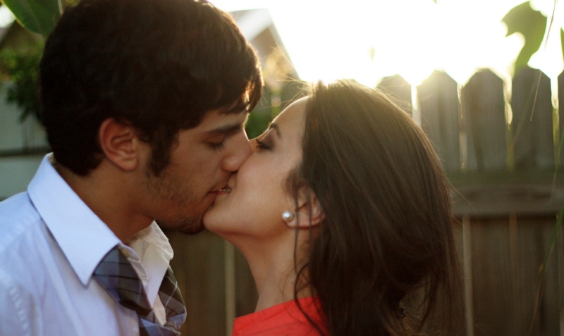 couple kissing_New_Love_Times