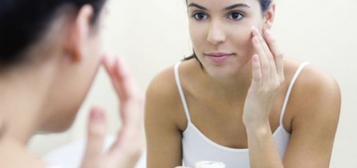 woman applying foundation