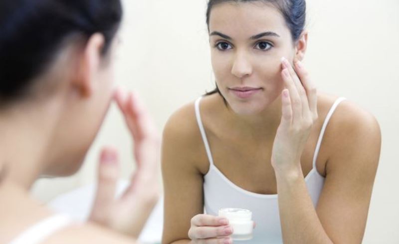 woman applying foundation