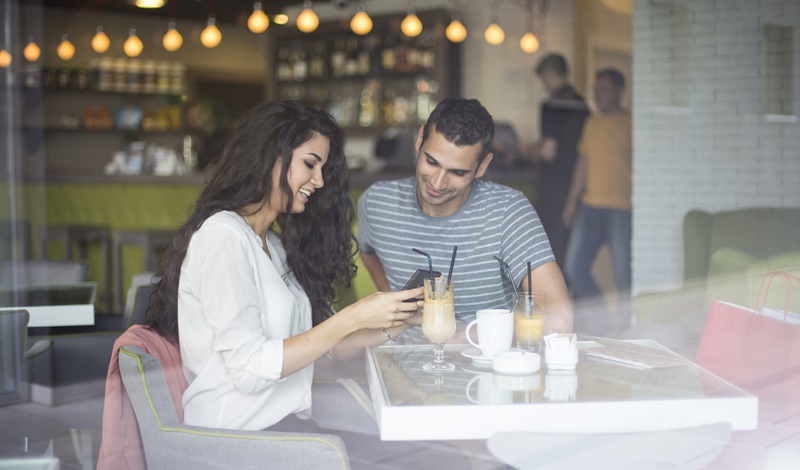 couple at a cafe_New_Love_Times