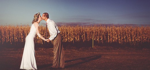 couple kissing