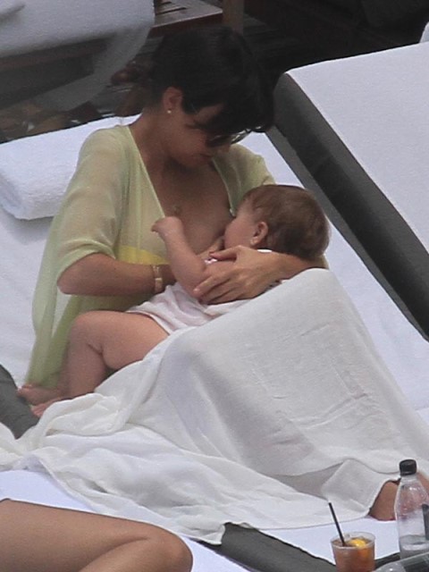 kourtney kardashian breastfeeding her kid