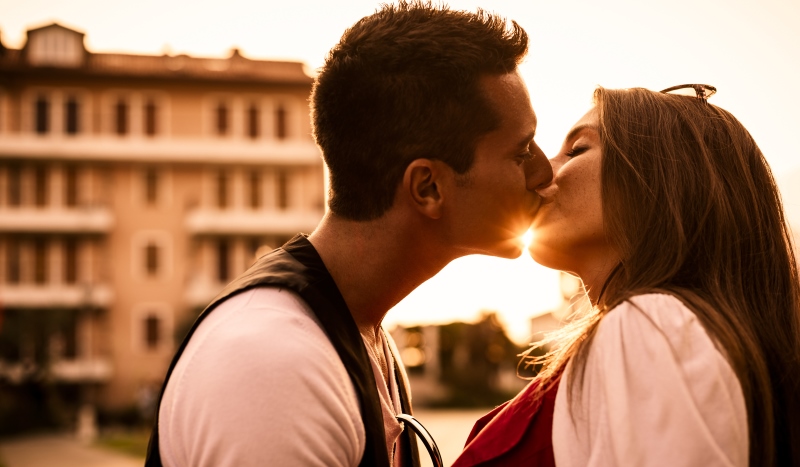 couple kissing_New_Love_Times