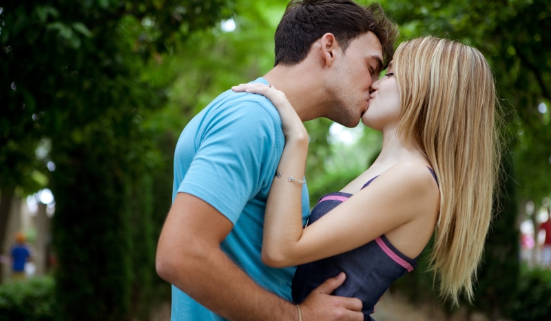 couple kissing_New_Love_Times