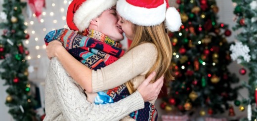 couple kissing on christmas_New_Love_Times