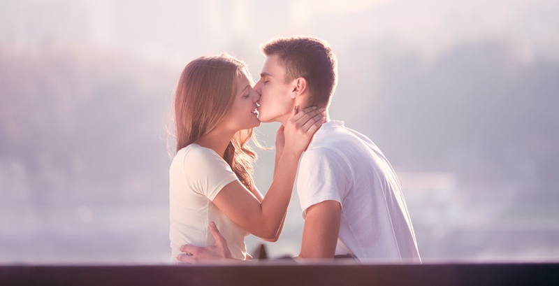 couple kissing_New_Love_Times