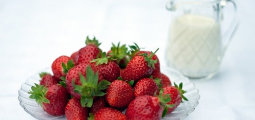 strawberries and milk cream