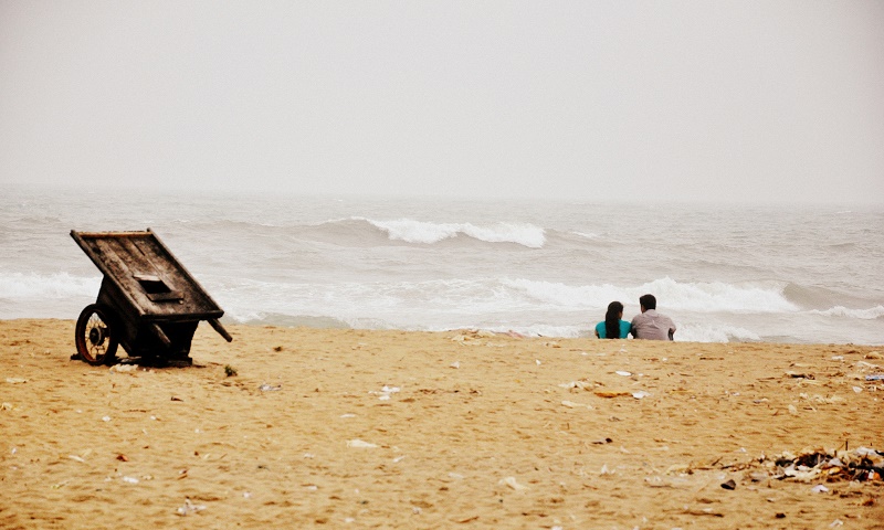 beach-couple-talking-new-love-times