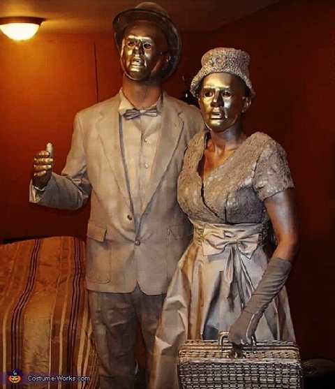 couple living statues