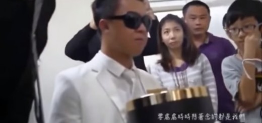mr lai holding his late girlfriend's ashes during the wedding ceremony_New_Love_Times