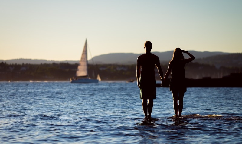 couple holding hands_New_Love_Times