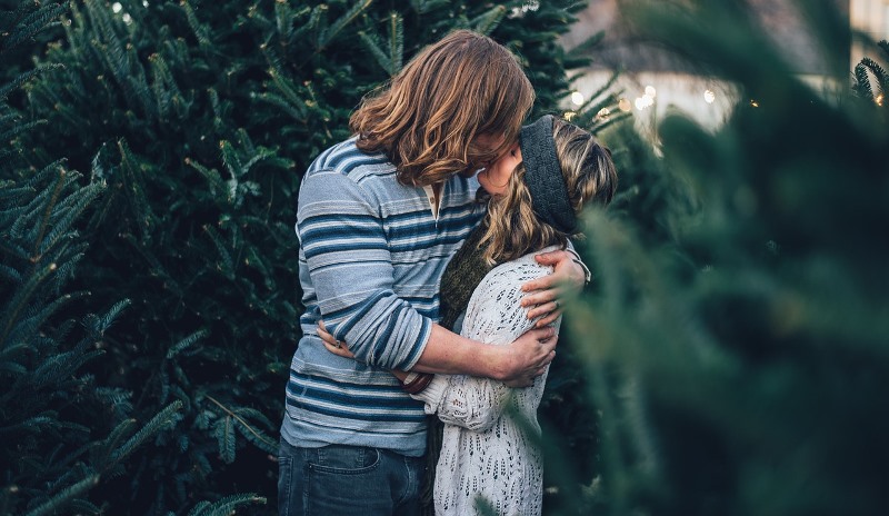 couple kissing_New_Love_Times