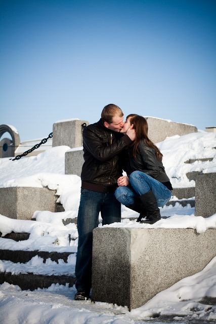 couple kissing_New_Love_Times