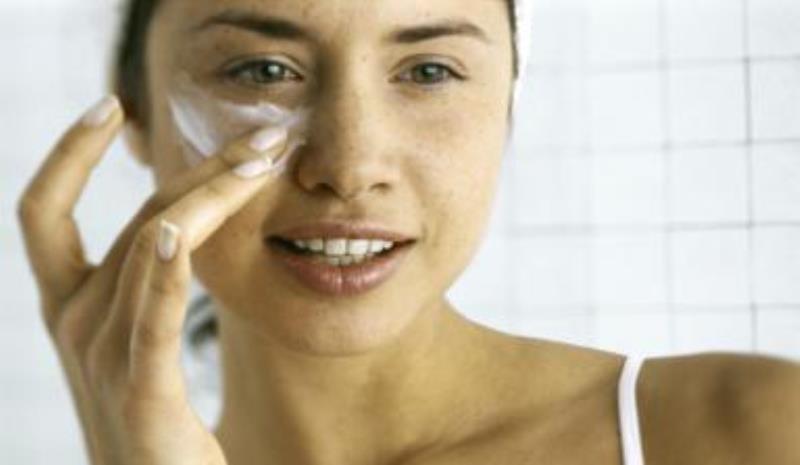 woman applying moisturizer_New_Love_Times