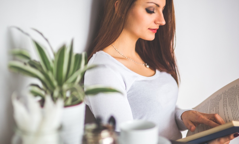 woman reading_New_Love_Times