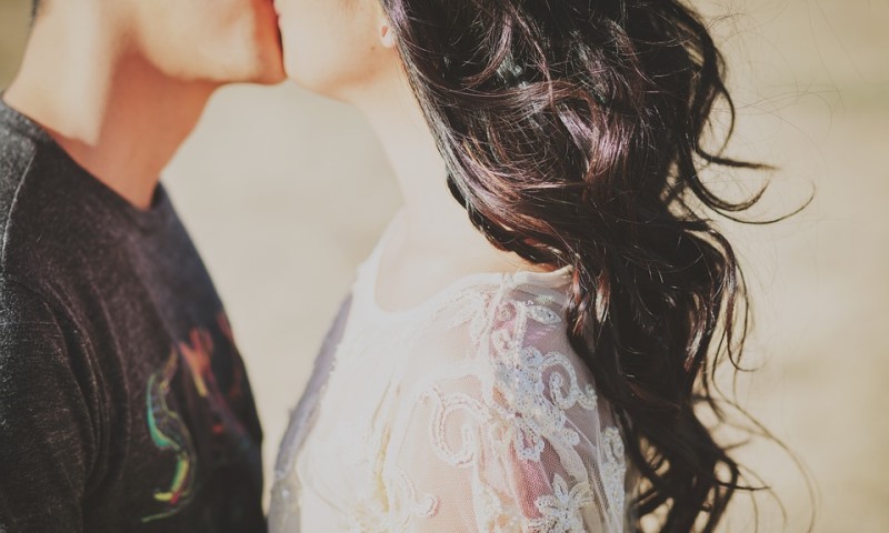 couple kissing_New_Love_Times