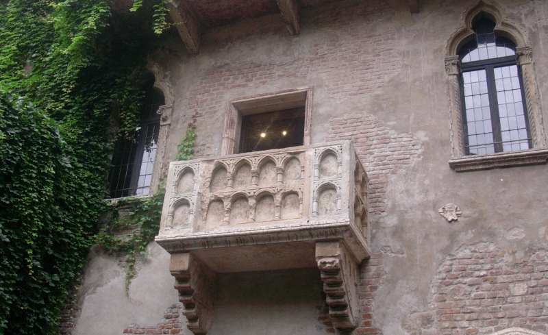 girls holiday juliet's balcony, verona_New_Love_Times