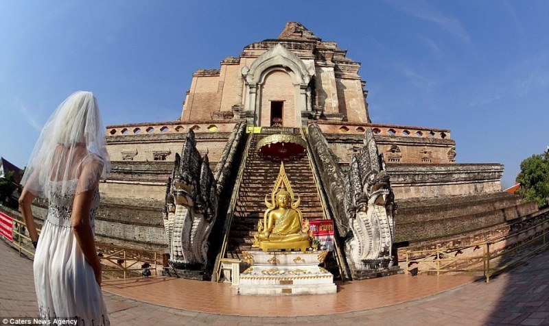 pavlina in front of the buddhist temple in chiang mai, thailand_New_Love_Times