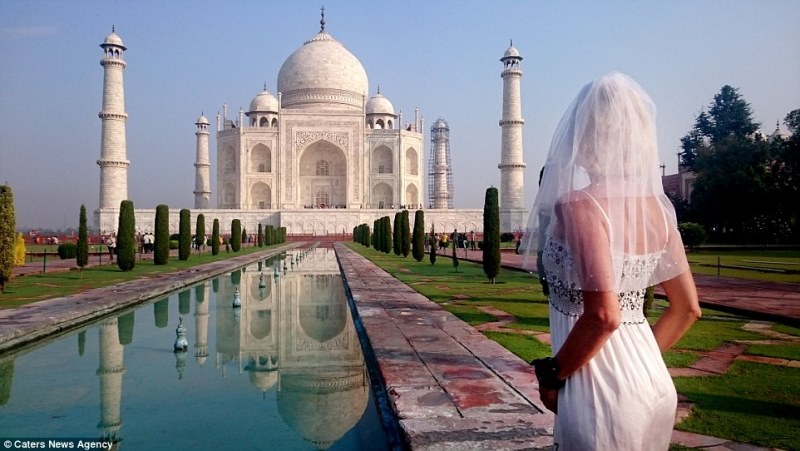 pavlina in front of the taj mahal, india_New_Love_Times