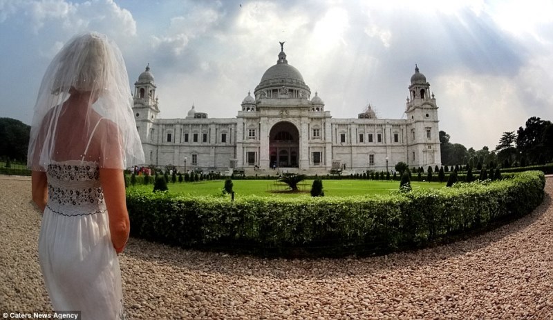 pavlina in front of the victorian memorial, kolkata, india_New_Love_Times