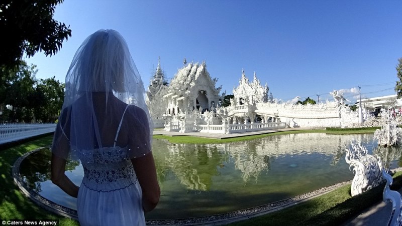 pavlina in front of the white temple, chiang rai, thailand_New_Love_Times