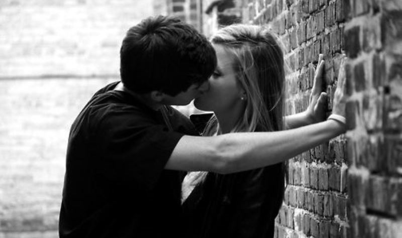 couple kissing_New_Love_Times