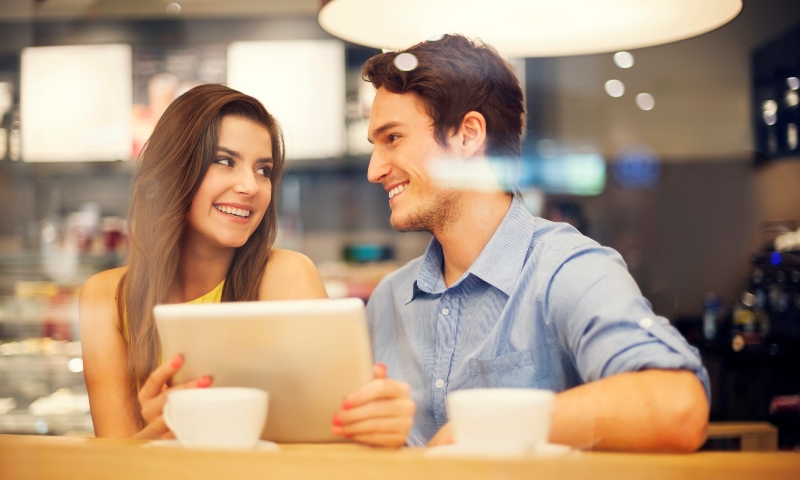 couple at a cafe_New_Love_Times