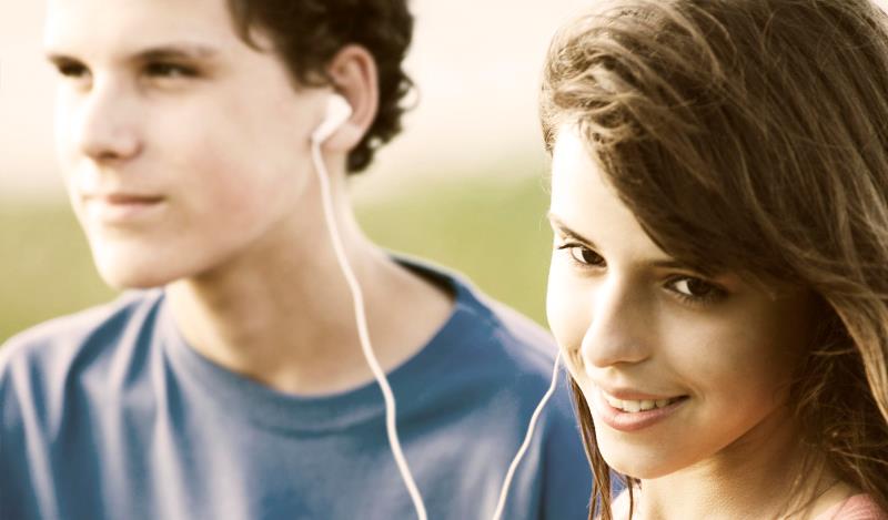 couple listening to music_New_Love_Times