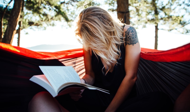 woman reading_New_Love_Times