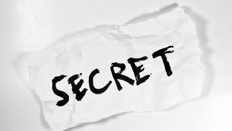 keeping secrets in a relationship_New_Love_Times