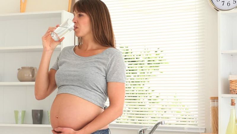 pregnant waoman drinking water_new_love_times