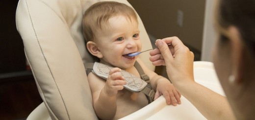 baby eating food_new_love_times